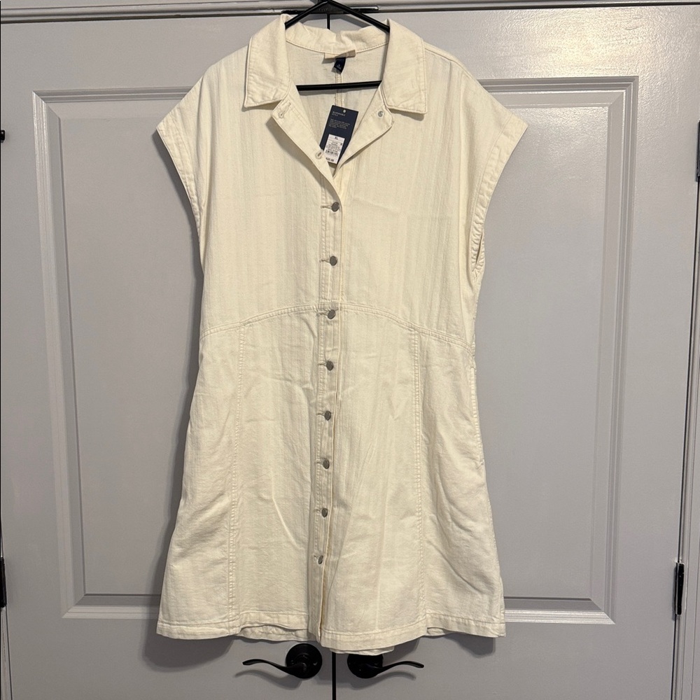 Universal Thread Women's Cream Button-Down Shirt